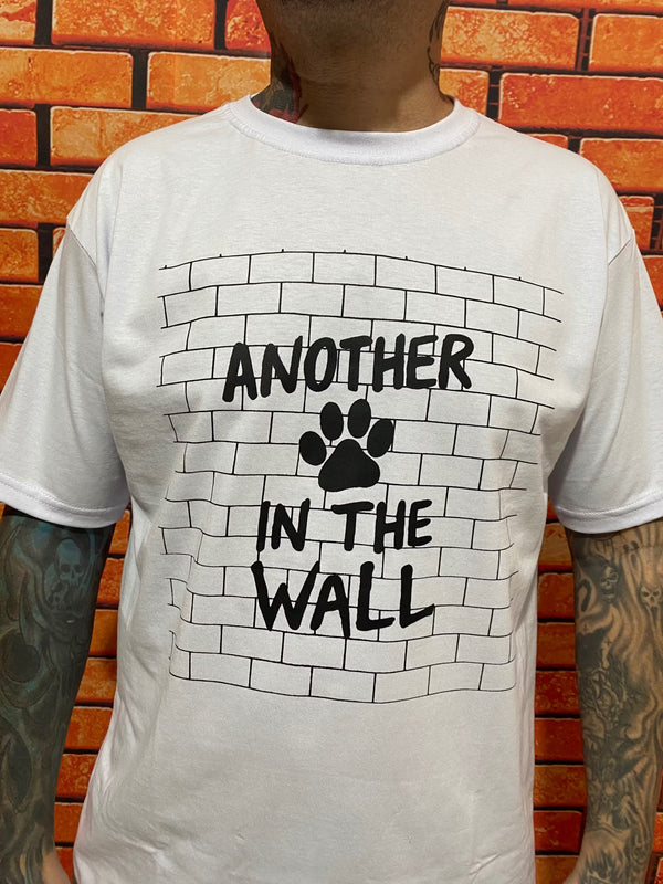 Camiseta “Another Paw In The Wall”