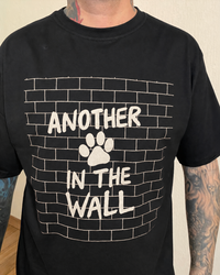 Camiseta Another Paw In The Wall - Rock Dog Edition